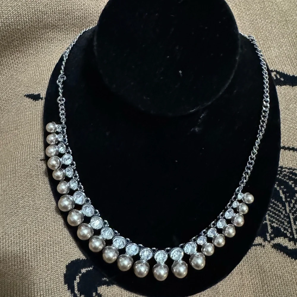 New - Banana Republic (RETAIL STORE) statement necklace - Picture 1 of 4